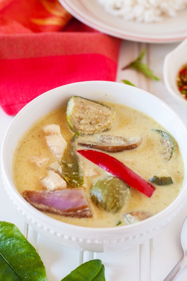 What is the best way to prepare Thai green curry at home?