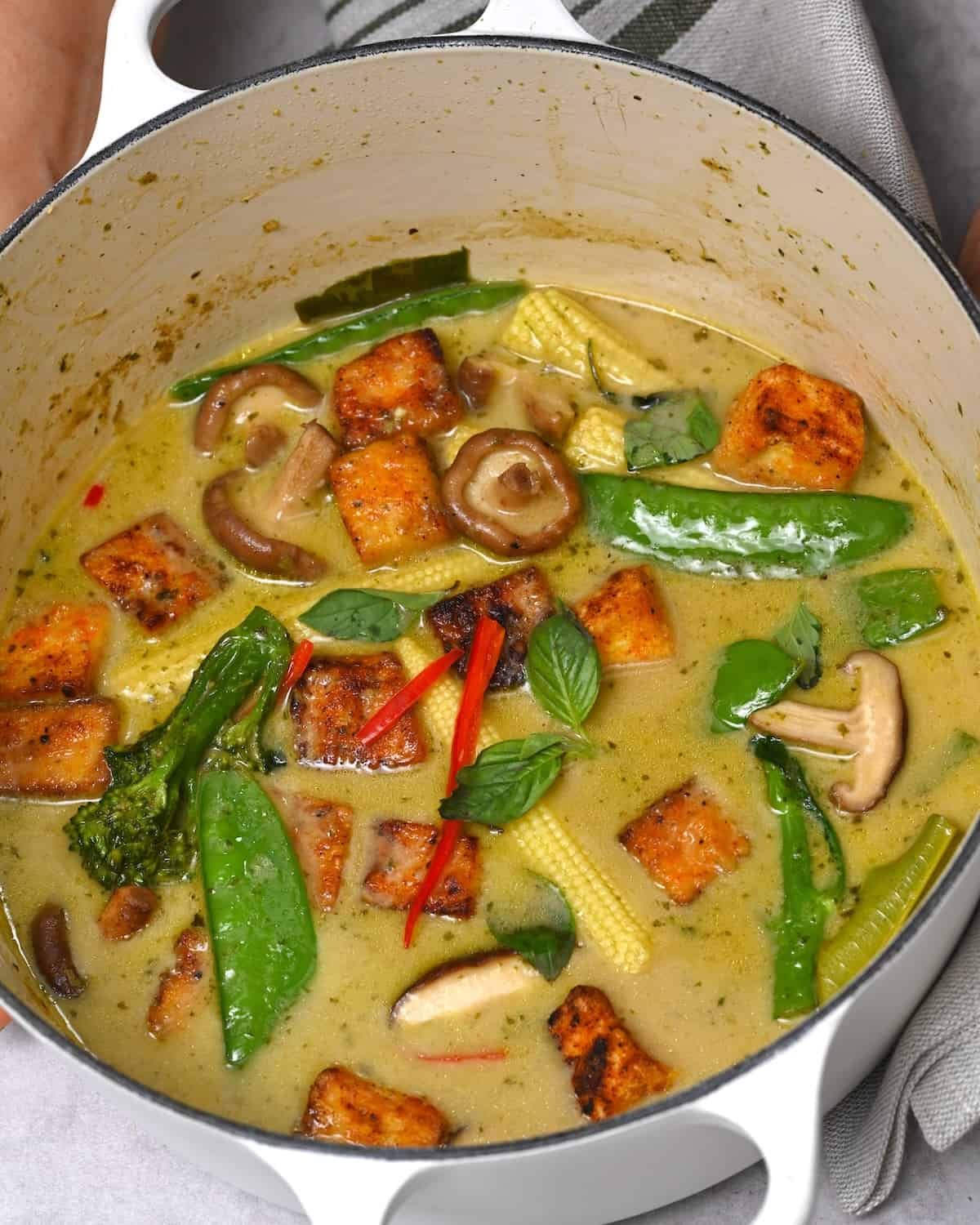 What is the best way to prepare Thai green curry at home?