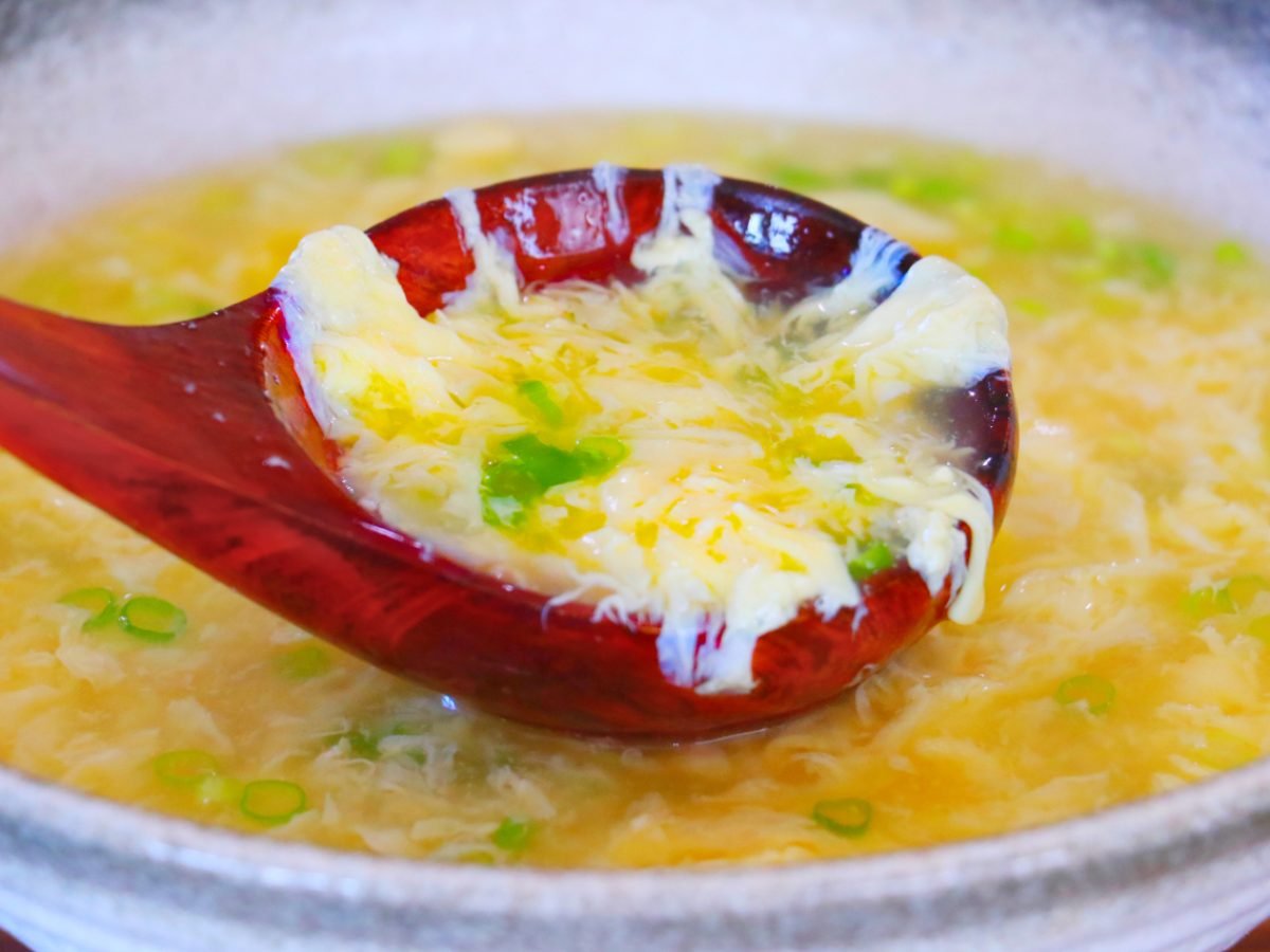 What makes Chinese egg drop soup simple yet tasty?
