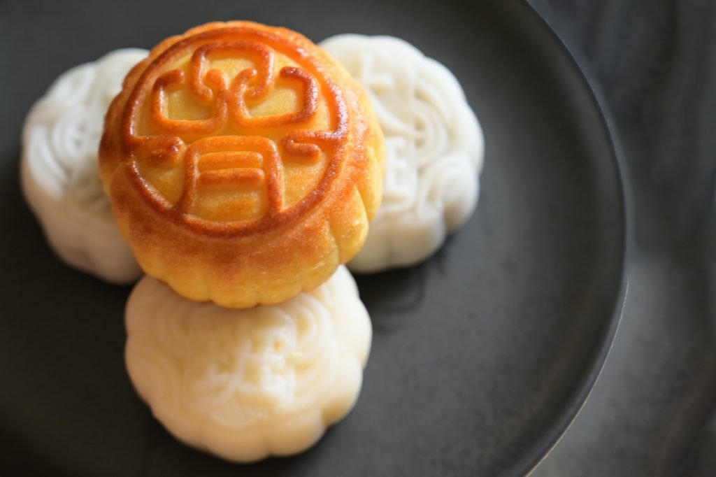 When is mooncake traditionally eaten in Chinese culture?