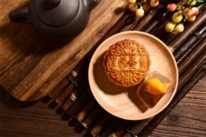 When is mooncake traditionally eaten in Chinese culture?