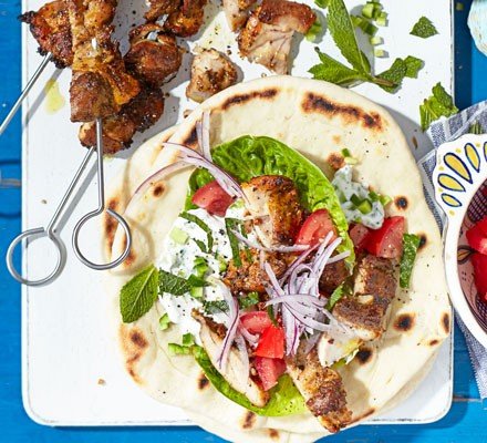 Which herbs enhance the flavor of Greek souvlaki?