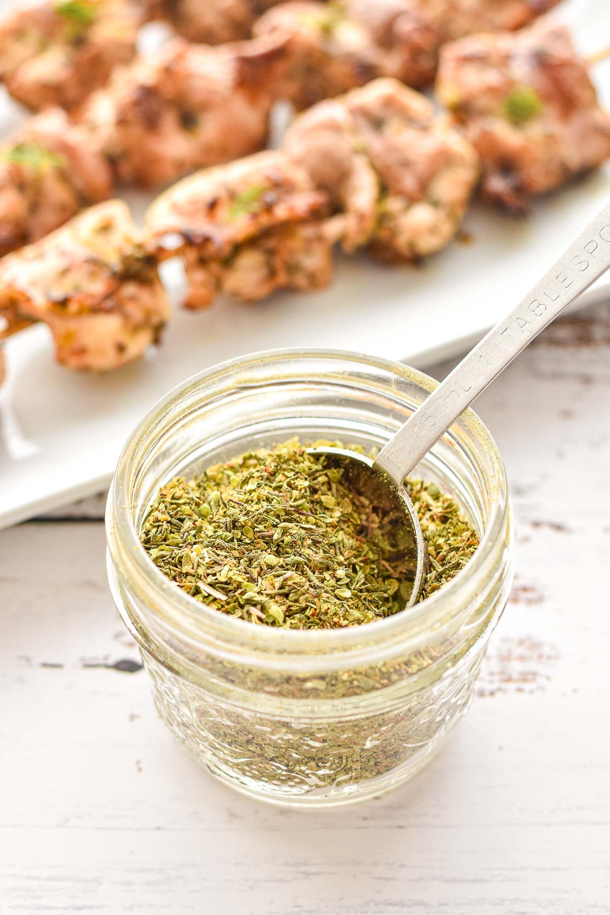 Which herbs enhance the flavor of Greek souvlaki?